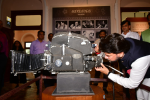 केंद्रीय मंत्री अनुराग ठाकूर यांनी मुंबईतील भारतीय चित्रपट राष्ट्रीय संग्रहालयाला दिली भेट. एनएमआयसी अर्थात भारतीय चित्रपट राष्ट्रीय संग्रहालय हा आपल्या देशाचा समृद्ध वारसा आहे अशा शब्दात केंद्रीय माहिती आणि प्रसारण मंत्री अनुराग ठाकूर यांनी