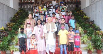 A group of 40 paediatric cancer patients from Tata Memorial Hospital had a fun-filled visit to Raj Bhavan Mumbai and met Maharashtra Governor Bhagat Singh Koshyari on Tuesday (24 May). The Governor interacted with the children and distributed sweets and snacks. The visit of the paediatric cancer patients to Raj Bhavan was organised by the Tata Memorial Hospital Impact Foundation. Dr Anisha Chakraborty of the Tata Memorial Hospital told the Governor that the children were very happy to see the peacocks and the ocean in Raj Bhavan. She told the Governor that out of 1 lakh cancer patients registered at the Hospital last year, 1800 were paediatric patients. She said early diagnosis and treatment improves the convalescence rate from cancer considerably. Janhavi Sawant of TMC Impact Foundation briefed the meeting about the activities of the Foundation. The programme was conducted by Anil Trivedi while Suresh Mishra sang a bhajan on the occasion.