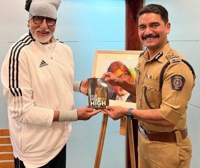 Big B unveils Mumbai Joint Commissioner's book on 26/11 attacks. Megastar Amitabh Bachchan shared a picture where he unveiled Mumbai Joint Commissioner Vishwas
