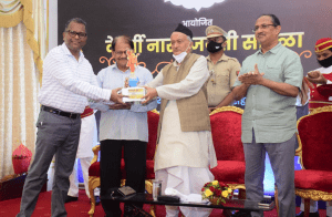 Maharashtra Governor presents 21st Devarshi Narad Awards to journalists