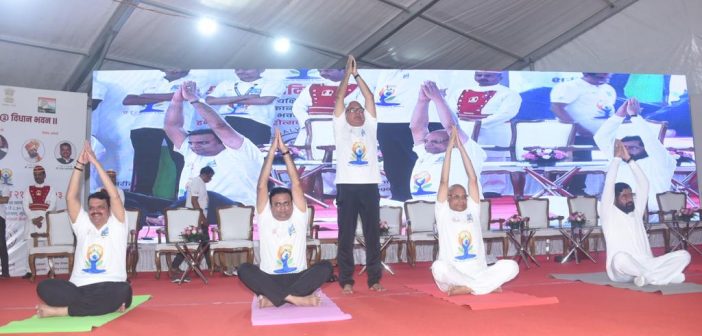 Maharashtra Governor, CM, Dy CM perform Yoga