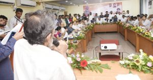 महापालिकेच्या ‘एफ उत्तर’ विभागातील पाण्याची समस्या तातडीने सोडवावी - पालकमंत्री दीपक केसरकर